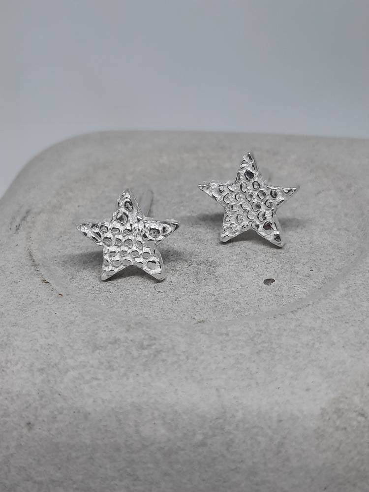 Star texture stud earrings